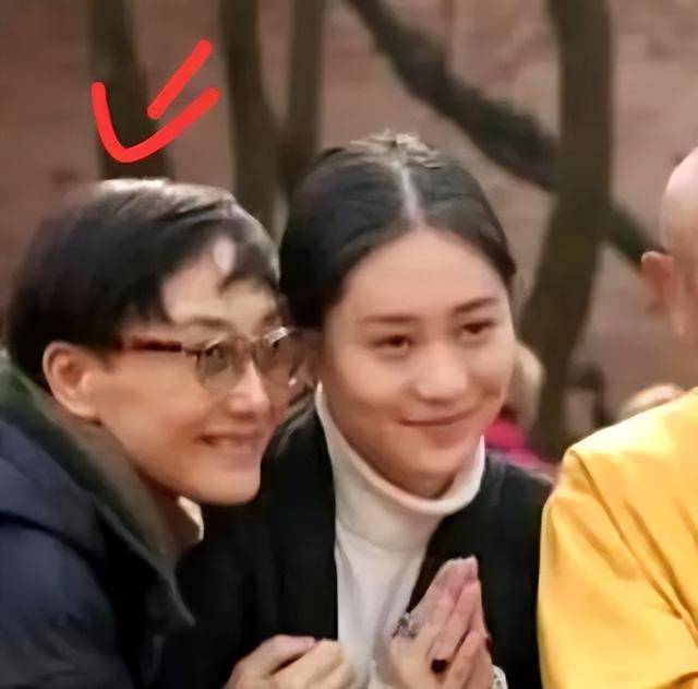 头发稀疏,满脸愁容!利智陪同求佛祈祷_人生_银幕_精神