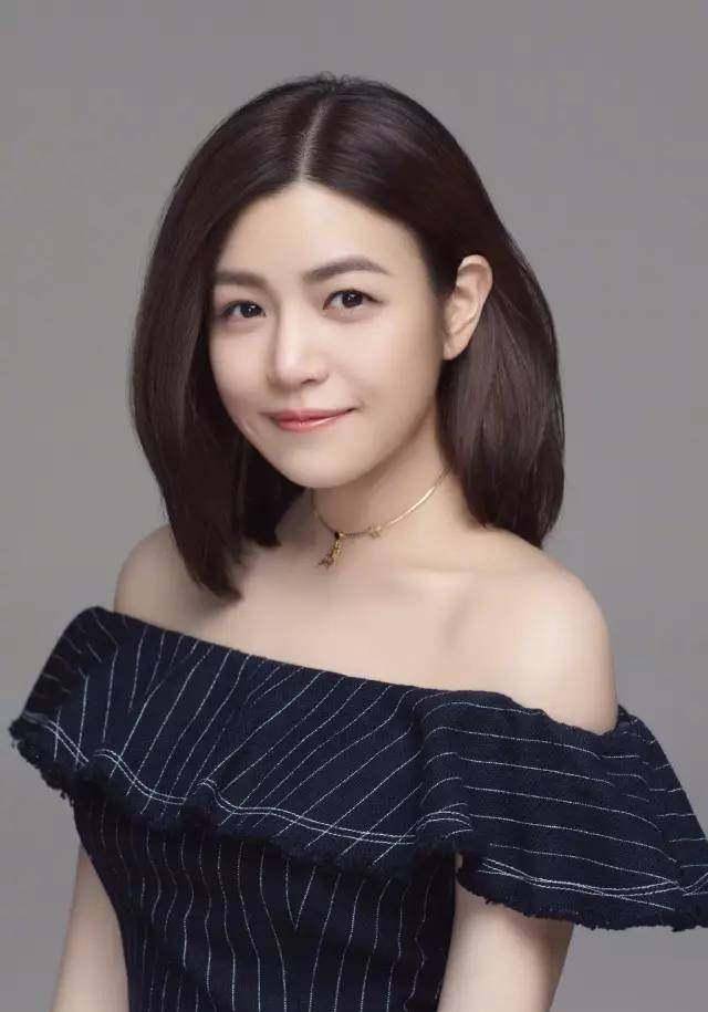 陈妍希晒剪刀手素颜照庆生,素颜皮肤无瑕疵,陈晓忙拍戏发文祝贺_祝福