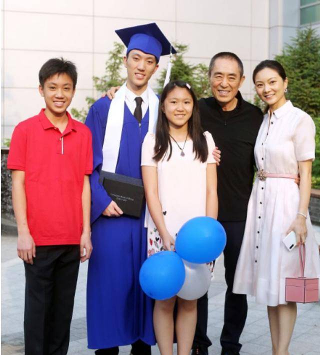 陈婷晒照发文为子庆生,张艺谋笑得合不拢嘴,妈妈满眼都是幸福_生日