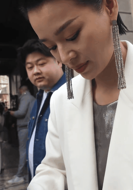 与胡杏儿比合照称"人间尤物"?_造型_状态_时尚