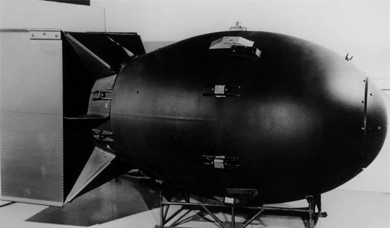 原子弹爆炸时,跳进水里能否保命?