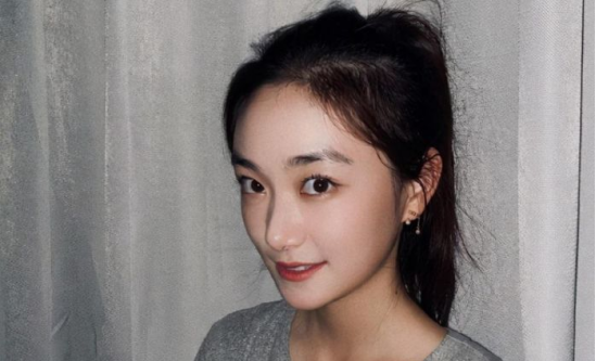 孙俪异母妹妹孙艳晒素颜照,清纯可人气质佳,和姐姐一样喜欢养生