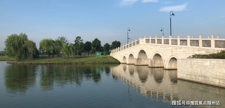 龙渡湖板块,以约570亩城市湖泊为基底,规划聚合滨湖商业区,滨湖居住区