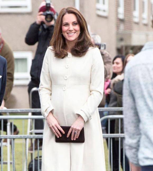 凯特孕期挺大肚穿衣挺好看,光腿踩高跟不怕冷,气质温柔优雅_外套_感觉