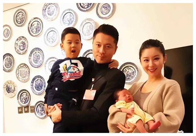 王雷李小萌带儿子一起过新加坡春节,温馨家庭时刻,幸福美满.