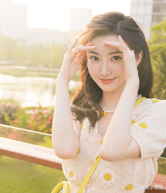 景甜拔智齿后晒素颜照,脸部浮肿气色憔悴,鼻梁处疤痕明显_景甜来_众人