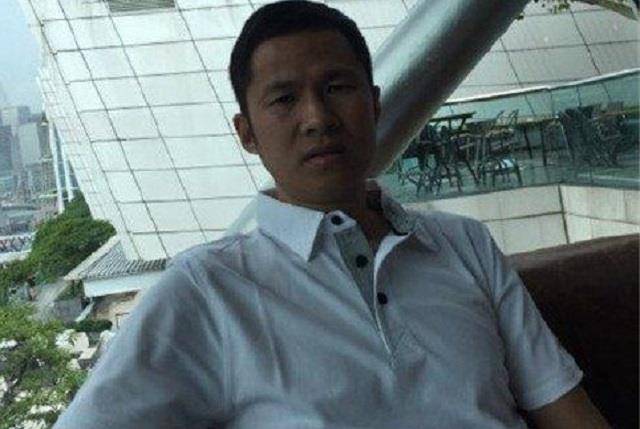 为了找到一个住的地方,钱峰雷把手机卖掉了,开了一间房间.