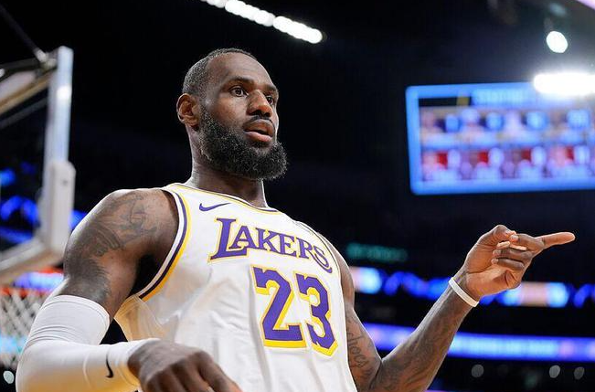 查尔莫斯首先分享了詹姆斯在更衣室的习惯:"这个男人(詹姆斯)会把他的