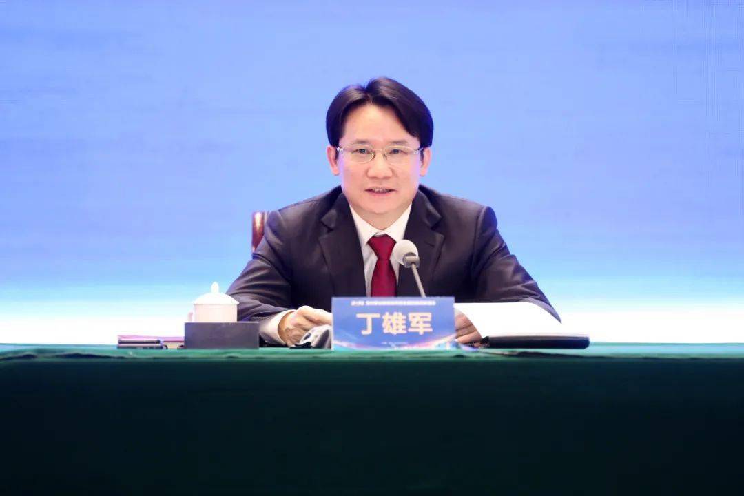 武汉大学高分子化学与物理专业毕业,曾任贵州省能源局局长,2020年8月