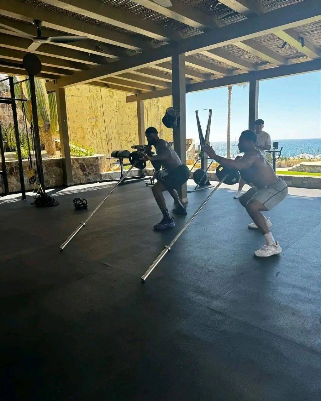 詹姆斯与nfl状元赤膊训练!肌肉小了一大圈啊!