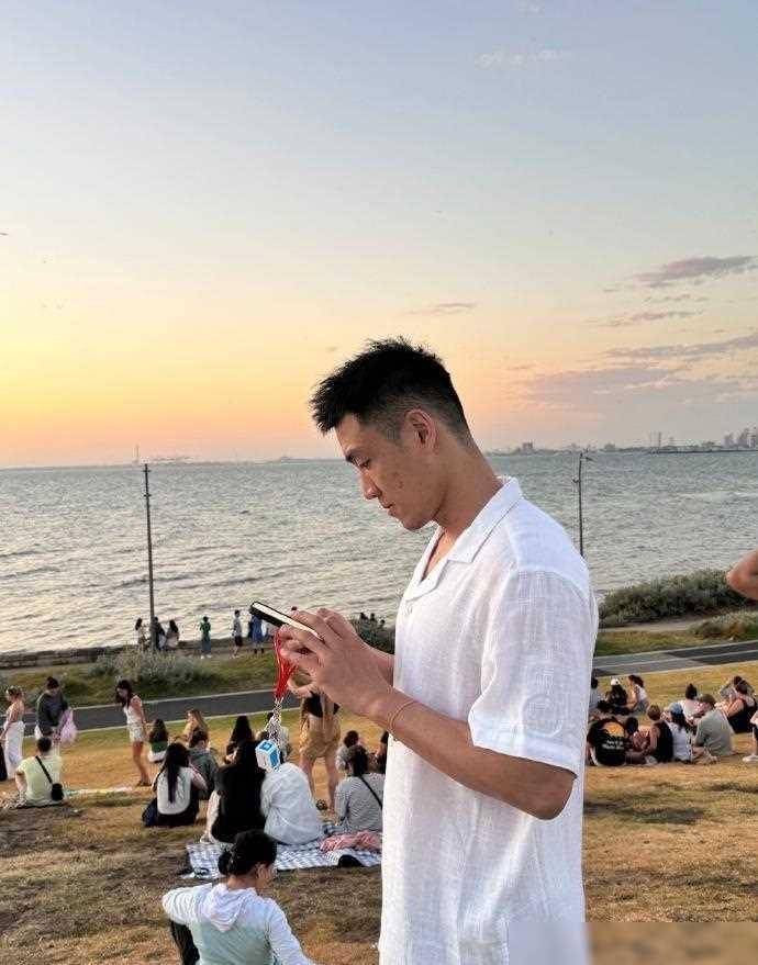 帅!高诗岩晒多张个人照给大家拜个晚年 评论区网友:亚洲第一侧