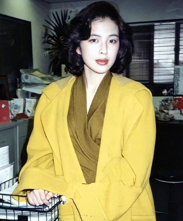 被罗美薇的时髦惊艳到了:款永不过时,妆发复古又摩登,真美!