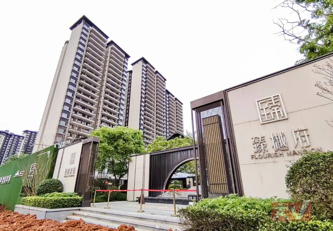 图 | 招商新城臻悦府实景在楞塘村地铁口,停工多时的天誉东盟塔赫然