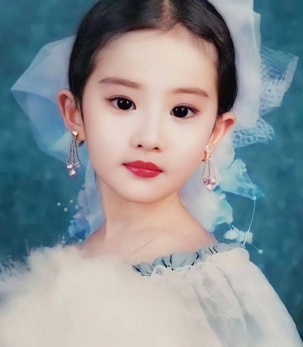 刘亦菲在访谈中不止一次提到,父母的体罚和家庭暴力是她至今无法释怀