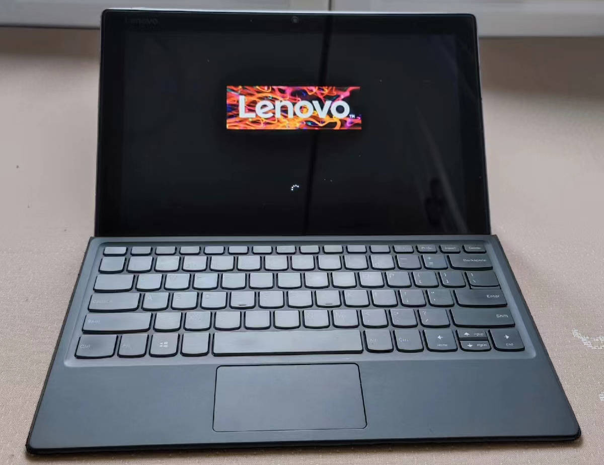 它采用了i5-8250u处理器,自带8g 256g存储组合,并且屏幕尺寸有12.