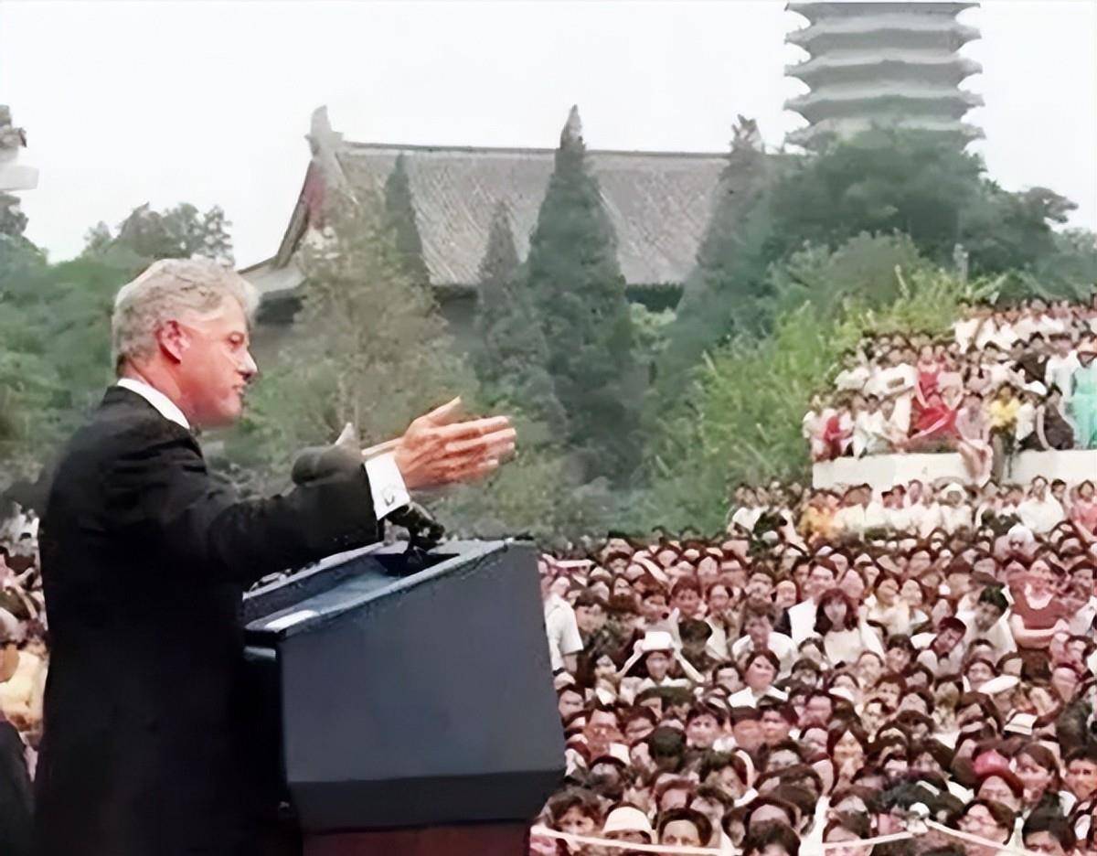 克林顿1998年访华,在北大回答学生提问,北大学生的问题问的好_演讲_中
