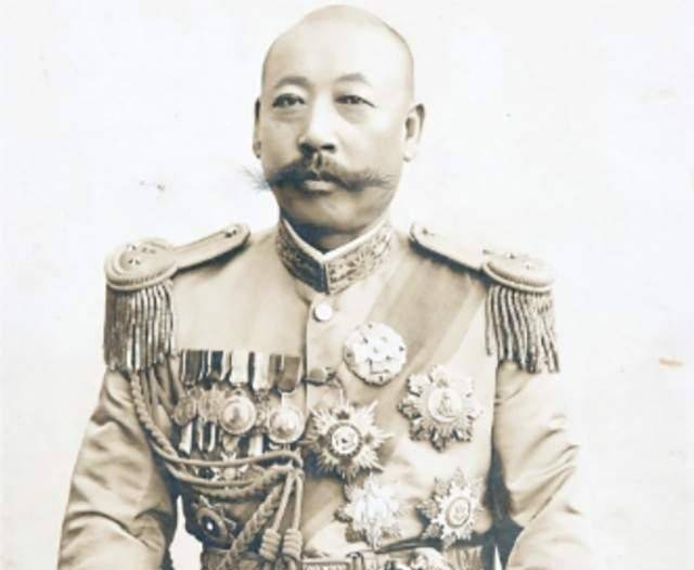 面见冯玉祥,副官上来便开门见山,笑嘻嘻地说道:"曹大帅敬重冯将军的