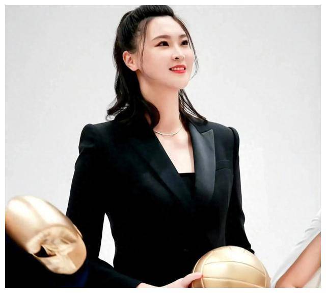 惠若琪点评女排集训,成功退役后事业有成,与女儿搭档再续传奇_排球