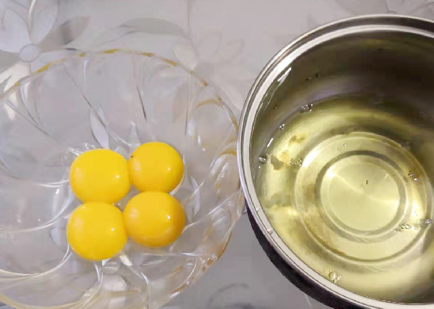 【做法步骤】【准备食材】4个鸡蛋,150毫升纯牛奶,80克面粉,30克食用