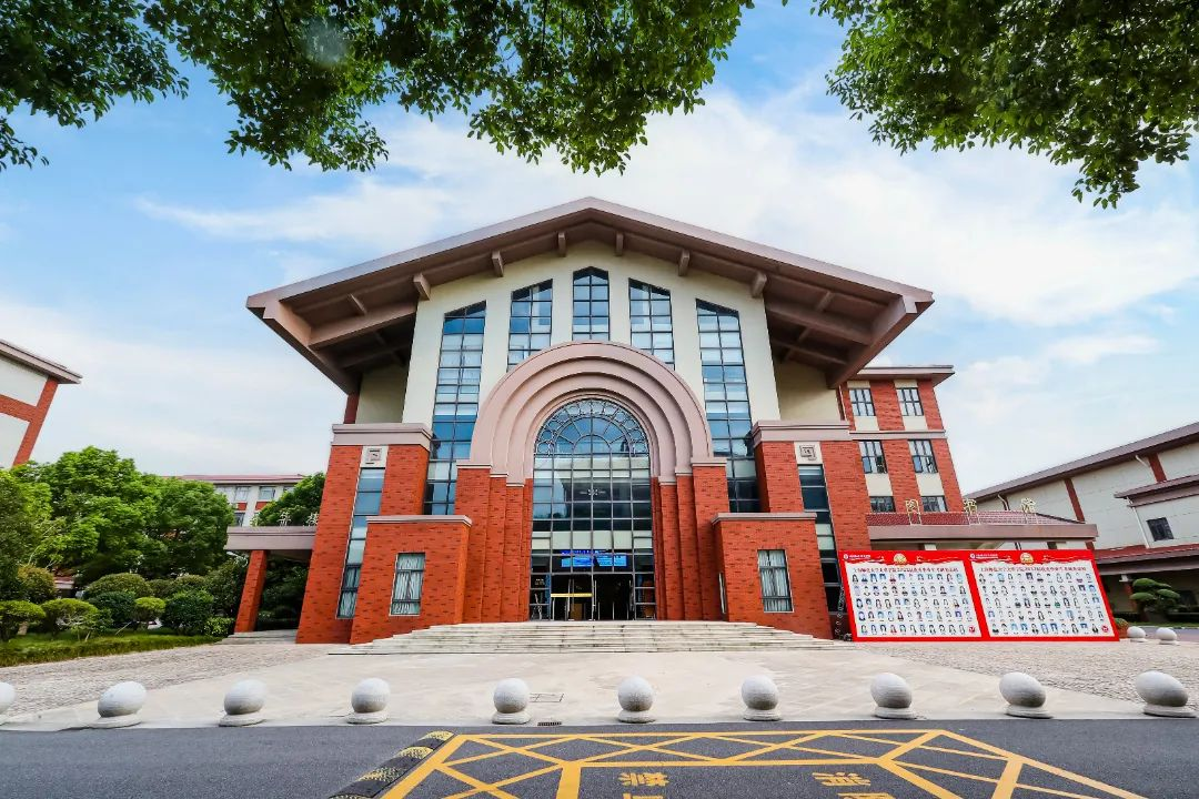 多元课程体系,全面发展上海天华英澳美学校隶属于上海师范大学天华