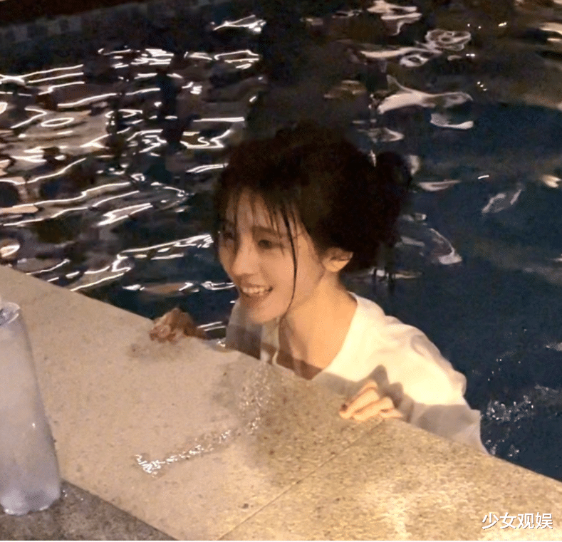 鞠婧祎去三亚晒美照,身高仿佛开了拉长效果,有没有p图很显然_照片