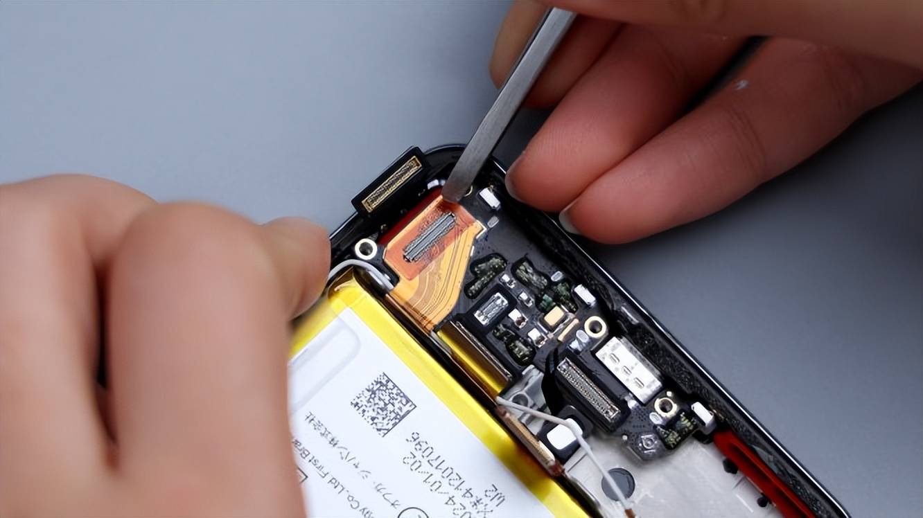 真我12 pro 首发拆解:穿着旗舰"外衣"的中端机_镜头_后盖_金属