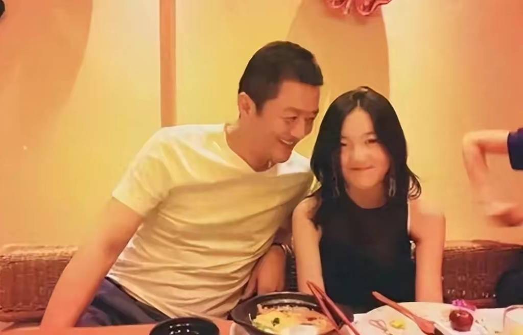 3张父女合照,李亚鹏父爱无声,看完肃然起敬_女儿_李嫣_父亲