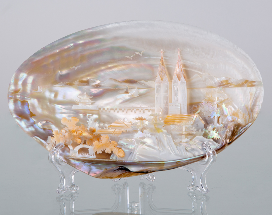 青岛贝雕工艺品厂是全国唯一生产经营贝雕工艺品的大型专业企业,也是