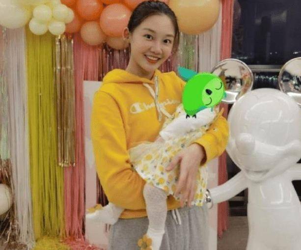 郑恺全家福曝光,苗苗素颜抱着女儿又美又瘦,1岁小酸奶五官像爸爸_生日