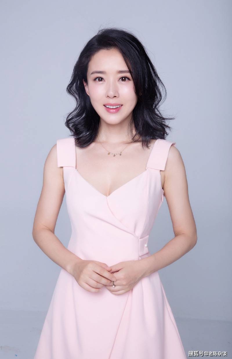 45岁颜丹晨,饱满有料着实性感!_身材_气质_都让人