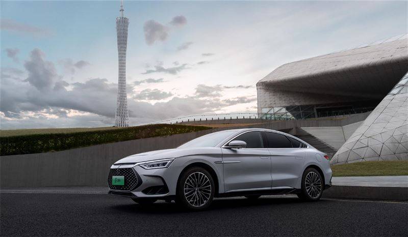 2875mm的轴距在b级车里完全是越级水平,因此在车身尺寸方面,比亚迪汉