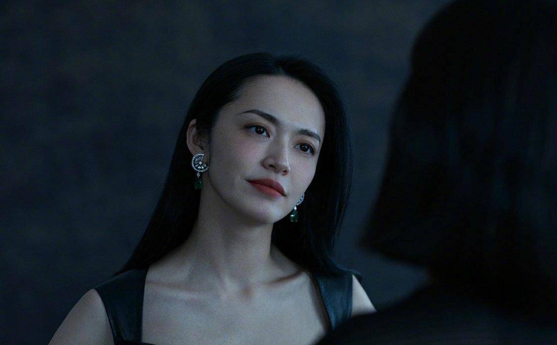 姚晨拍戏间歇玩抓娃娃,穿塑形衣展曼妙曲线,不忘炫耀:成功领回一位新