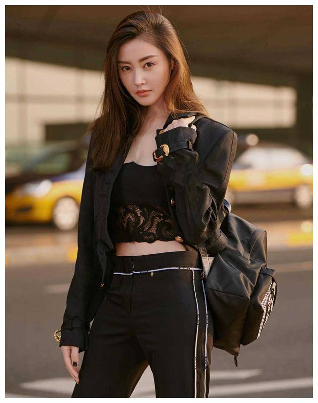 性感女神张天爱,带着"葫芦臀"让你心动不已,惊艳全场!