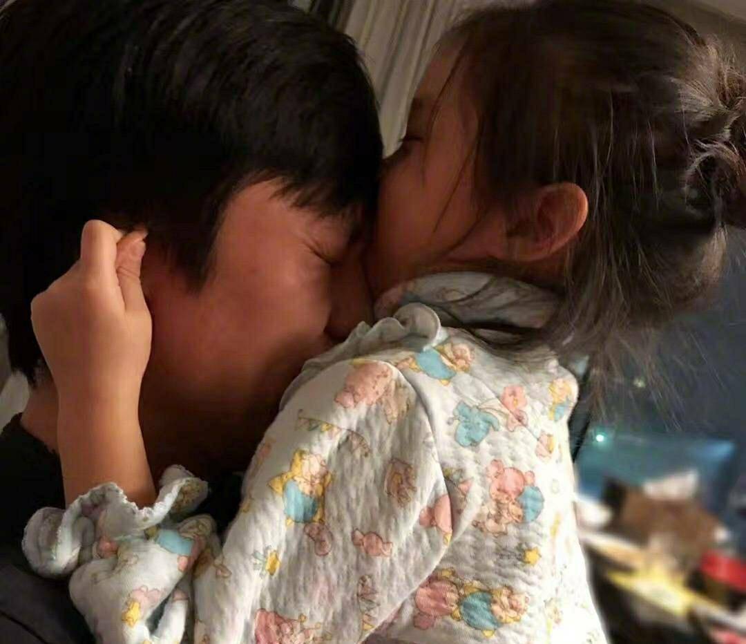 能够很好陪伴等等和女儿小花妹妹长大,我们可以看见如今的邓超和孙俪