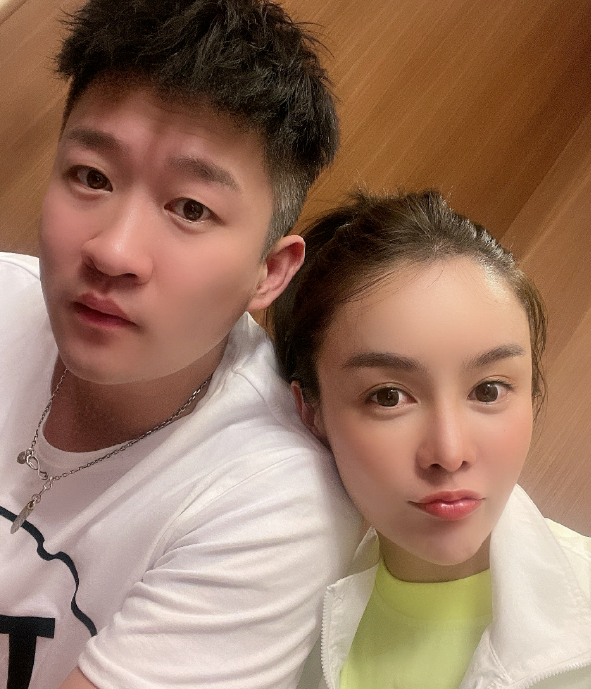 曹云金强行带女生回家人品堪忧?女方晒照公布恋情:两人交往已久
