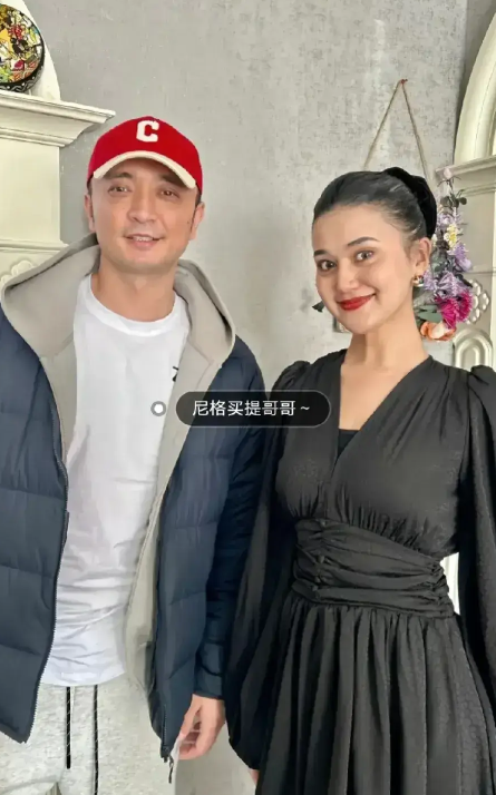 尼格买提回到新疆过年,家里富丽堂皇的,妹妹比迪丽热巴还漂亮!