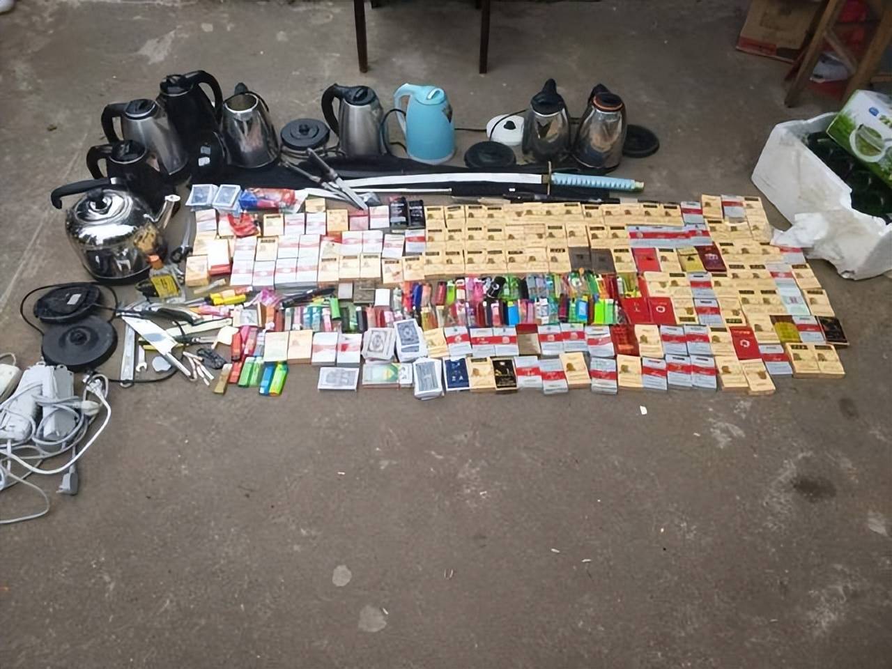 女生宿舍违禁品,最后一个让辅导员也忍不住笑了,个个都是人才