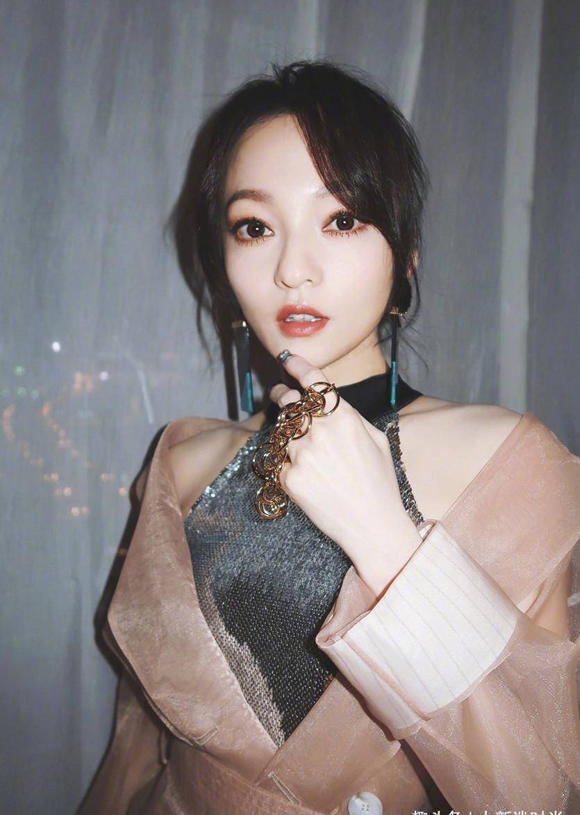 也不会显得有太过于突兀的感觉,薄纱的材质更偏向于女性化一些,其半透