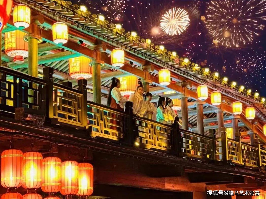 夜幕降临万盏灯亮,人声鼎沸熙熙攘攘……如果北宋有航拍,那时的东京城