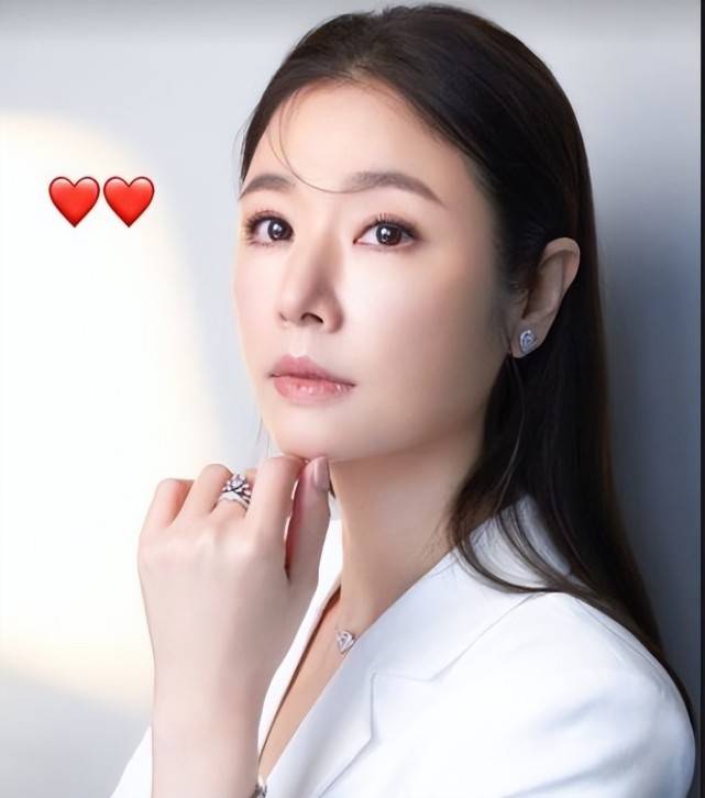 林心如晒乖巧照片,和羊驼一起合影,侯佩岑跟着开心围观_霍建华_台北_