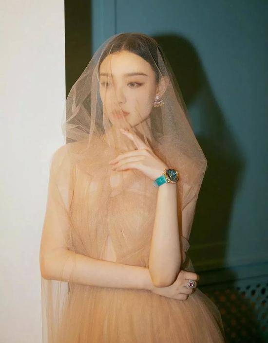 火出圈的"奶茶色" 女明星都在穿,海清凸显优雅,曾黎更是惊艳_颜色