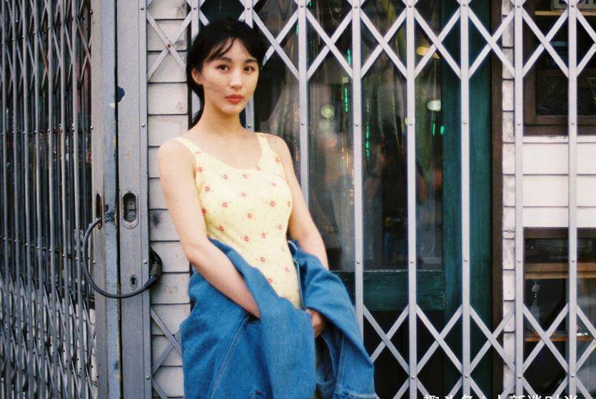 李菲儿的"水蜜桃"身材绝了!把牛仔外套当围裙穿,比例真够惊艳