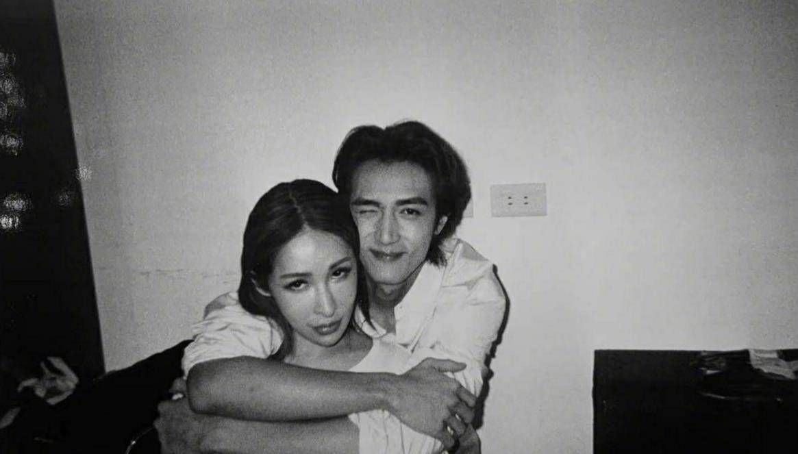 之前,萧亚轩还带着自己的小男友黄皓参加了《女儿们的恋爱》节目,在