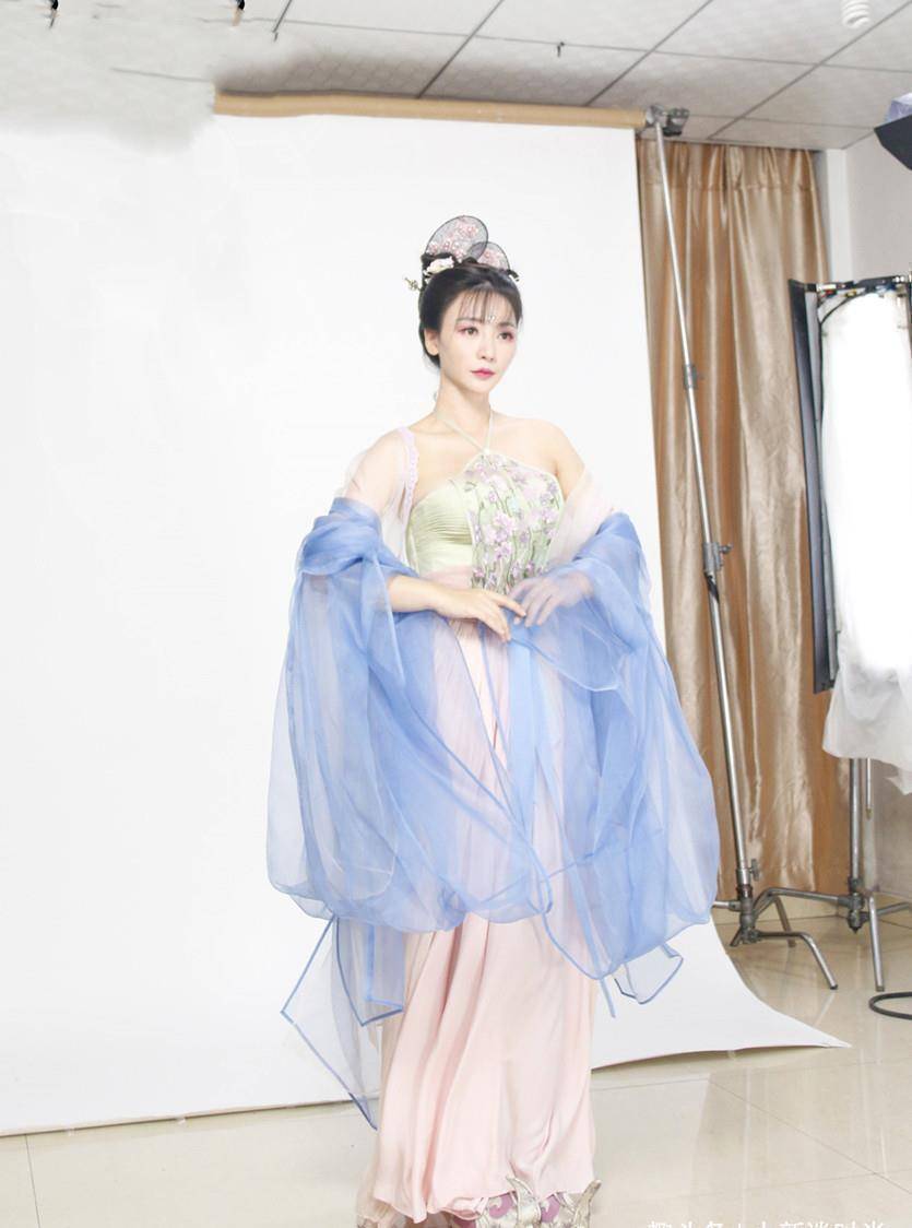 柳岩可真是"人间宠儿",拍古装只穿一件肚兜,39岁真时尚_造型_身材