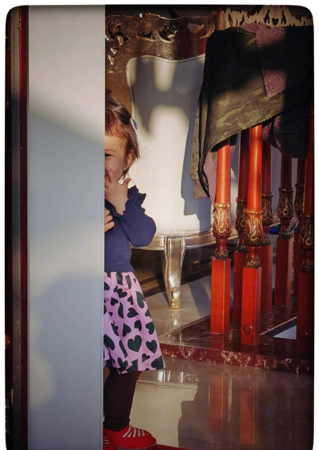 严屹宽p图技术大有进步,小肉肉嘟嘴卖萌超可爱,仿佛看到了爸爸小时候