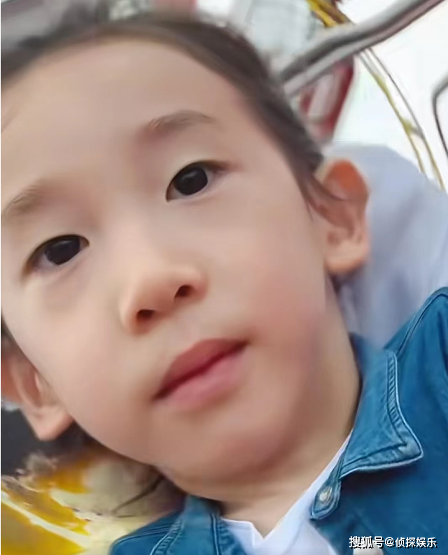 "变脸"后的hoho宝贝表情似乎凝固了,再也没有了之前的兴奋和开心灿笑