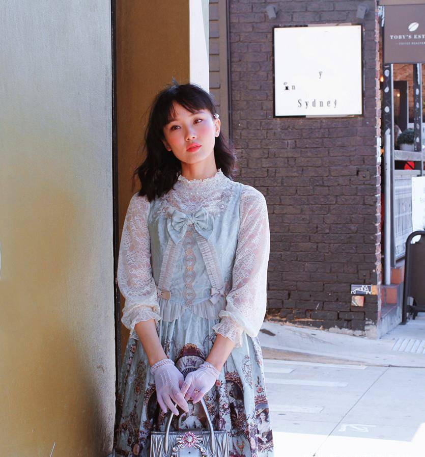 33岁黄龄真会穿,薄纱连衣裙还能穿出清纯感,身材妩媚又撩人_时尚_感觉