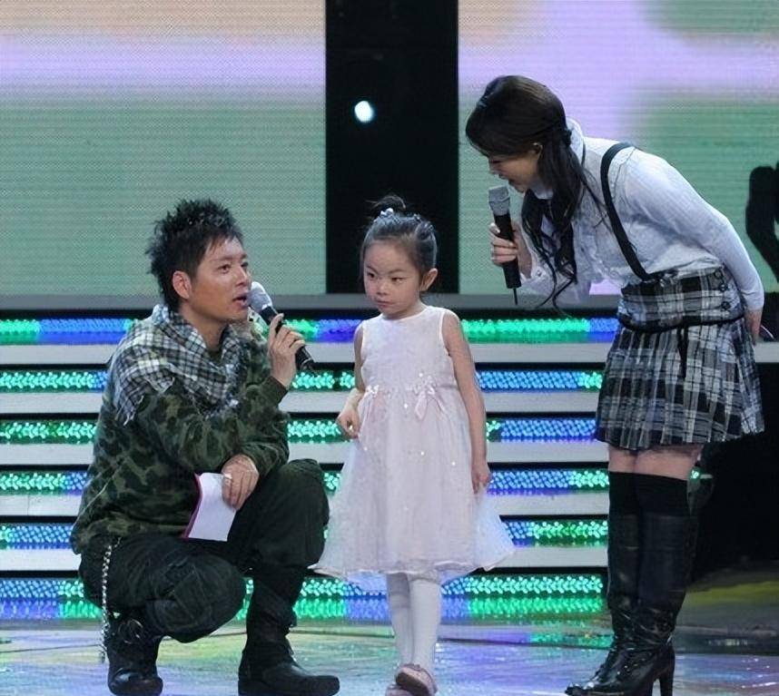 曾红过何炅的他,因父亲病症放弃一线男主持的地位,如今被淡忘