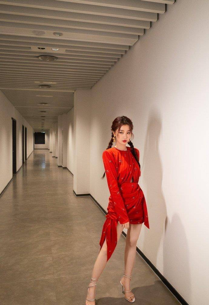 拳击辫让欧阳娜娜,张萌演绎不同风格,热巴的彩色拳击辫更是惊艳_头发