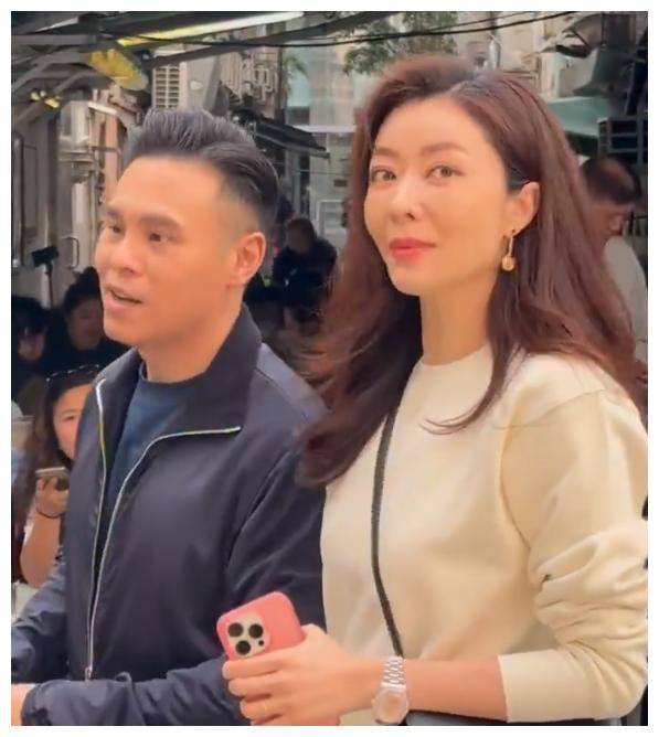 43岁熊黛林,与富豪老公亲民露面,精致高雅大方.